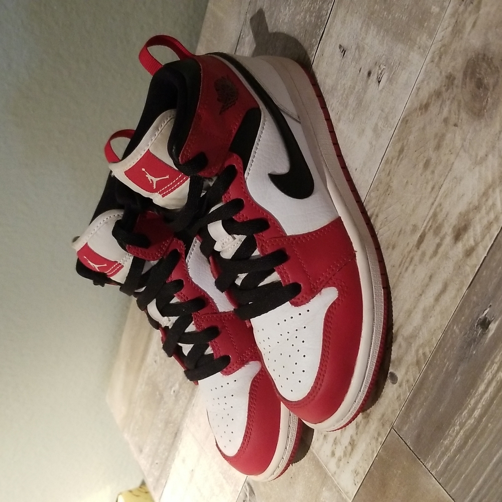 Jordan 1 Mid "Chicago"